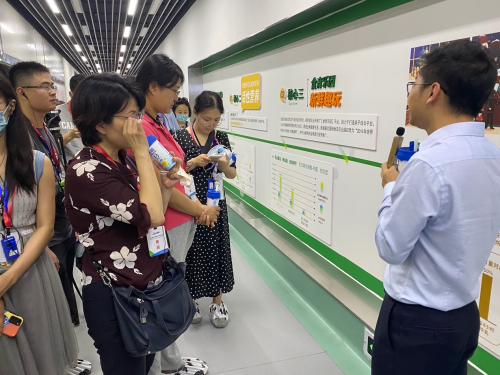 两岸记者团参观新华西乳业工厂 见证科技乳品智造